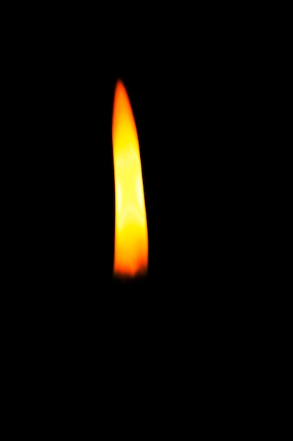 Foto close-up di una candela sullo sfondo nero