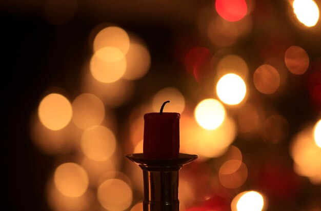 Foto close-up di una candela sullo sfondo sfocato