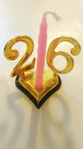 Foto close-up di una candela con il numero 26 sul tavolo