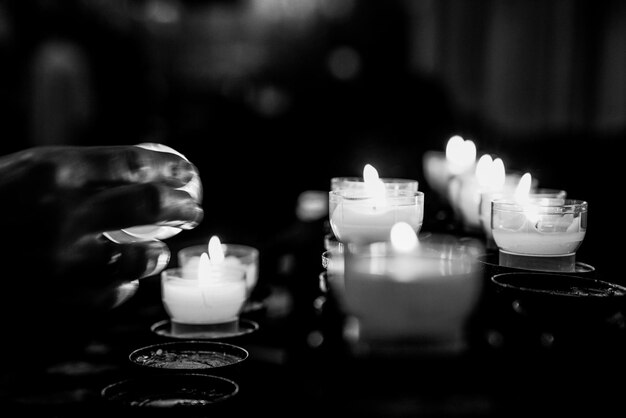 Foto close-up delle candele che bruciano nella cattedrale