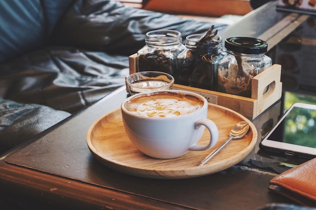 Photo close-up of cappuccino in plate on table