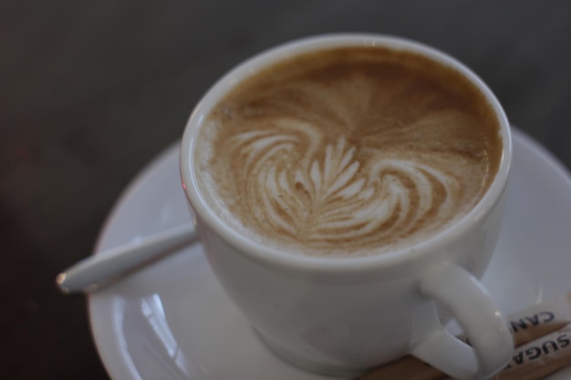 テーブルで提供されるカプチーノのクローズアップ