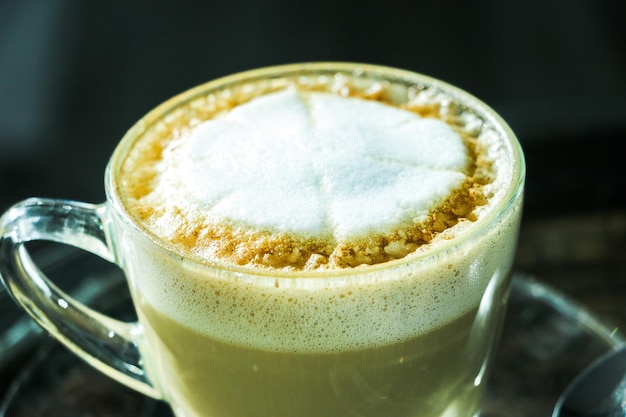 Foto close-up di un cappuccino sul tavolo