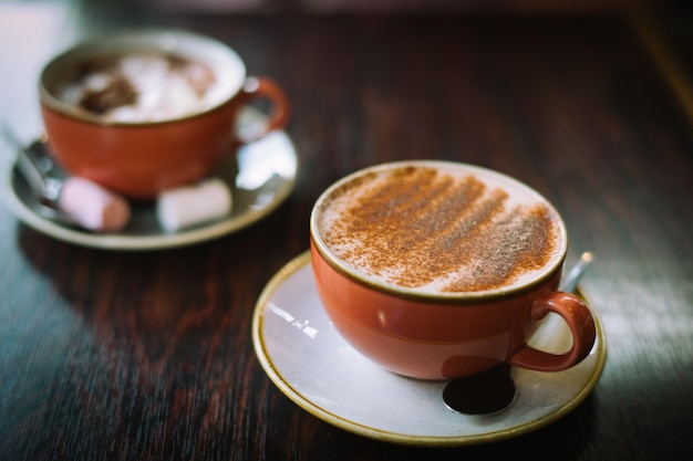 テーブルの上のカプチーノのクローズアップ