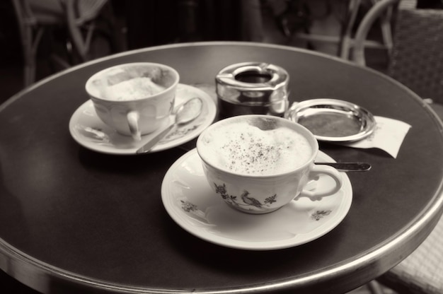 Foto close-up di un cappuccino sul tavolo