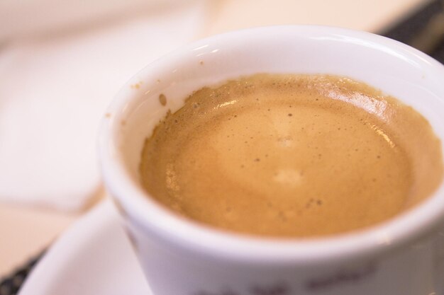 Foto close-up di un cappuccino sul tavolo