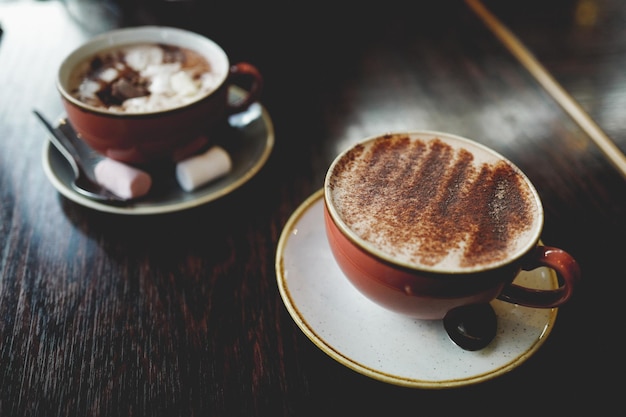 Foto close-up di un cappuccino sul tavolo