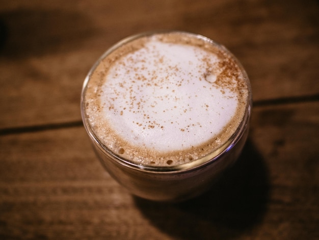 テーブルの上のカプチーノのクローズアップ
