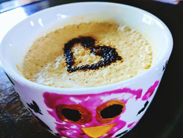 Foto prossimo piano del cappuccino sul tavolo