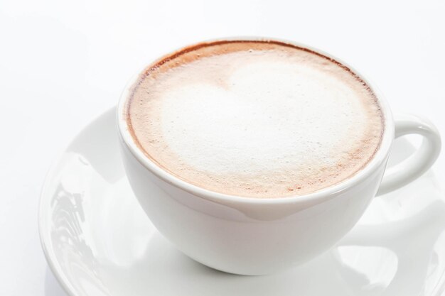 Foto close-up di un cappuccino sul tavolo