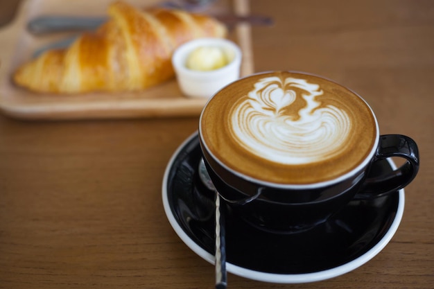 テーブルの上のカプチーノのクローズアップ