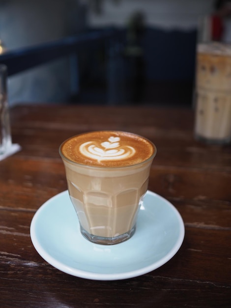 テーブルの上のカプチーノのクローズアップ
