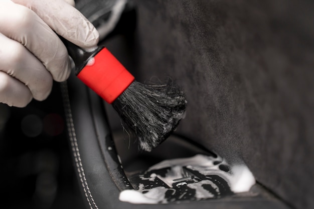 Foto primo piano sul processo di cura dell'auto