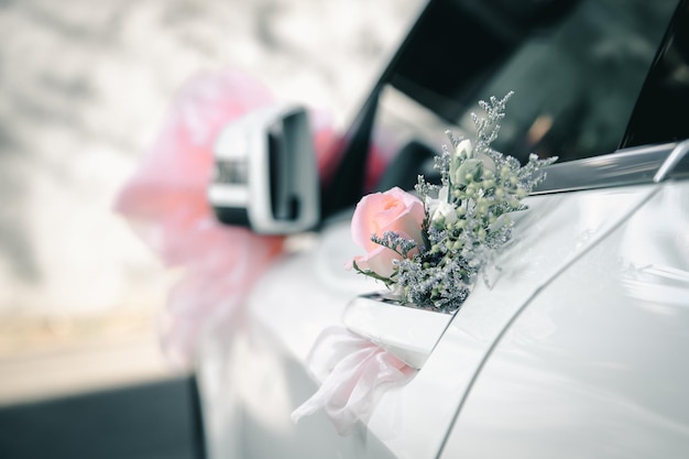 꽃 으로 장식 된 자동차 의 클로즈업