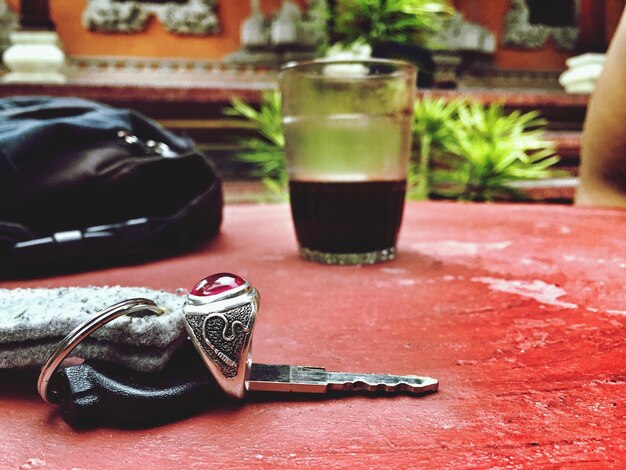 Photo close-up of car key with drink on table