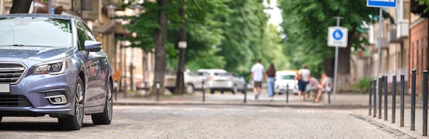 街の通り側に駐車している車のクローズアップ