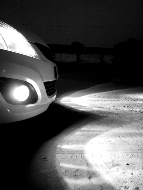 Foto prossimo piano di un'auto sulla strada di notte