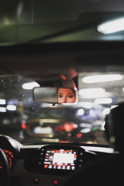 Foto prossimo piano di un'auto su strada