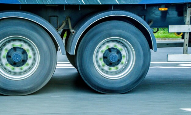 Photo close-up of a car on the road