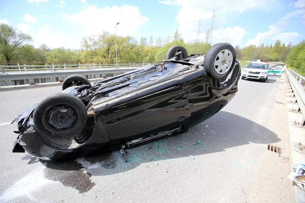 Foto prossimo piano di un'auto su strada