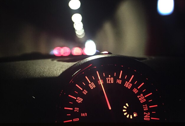 Photo close-up of car speedometer