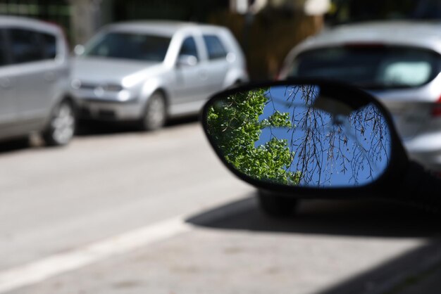 Foto close-up di un'auto in strada