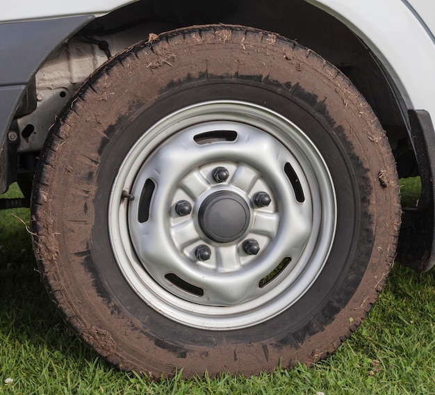 草の上にある車のタイヤのクローズアップ