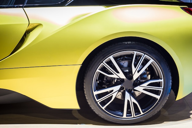 Photo close up of car wheel on a modern car