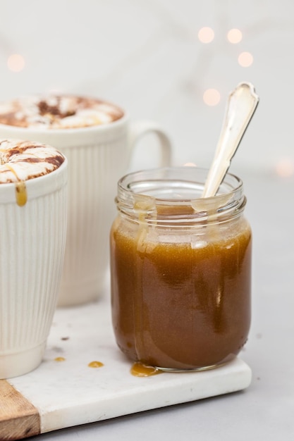 テーブルの上のカラメルとカプチーノのクローズアップ