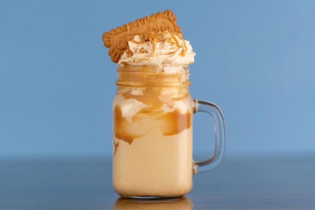 Photo close up of a caramel frappe