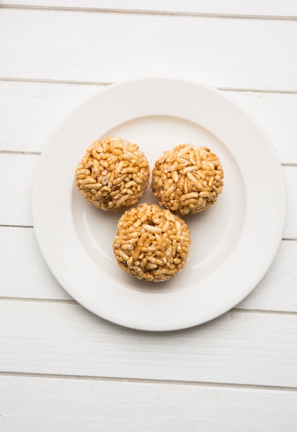 Foto primo piano di palline di riso soffiato al caramello o murmura laddu o ladoo, sana dieta indiana. messa a fuoco selettiva