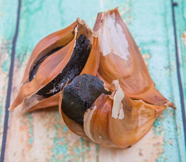 Photo close-up of caramelized garlic