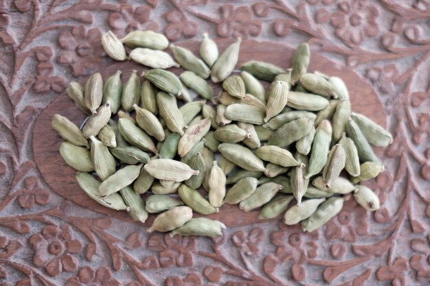 Photo close-up of cardamoms on table