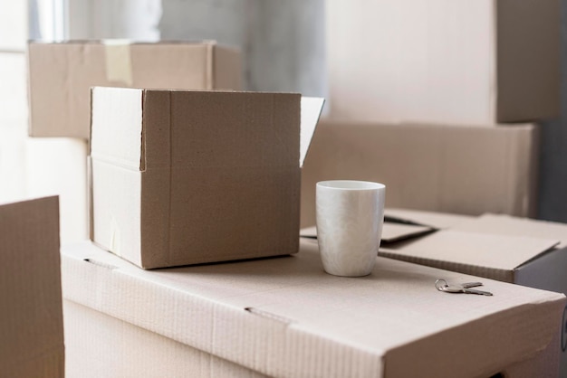 Photo close-up of cardboard box on table