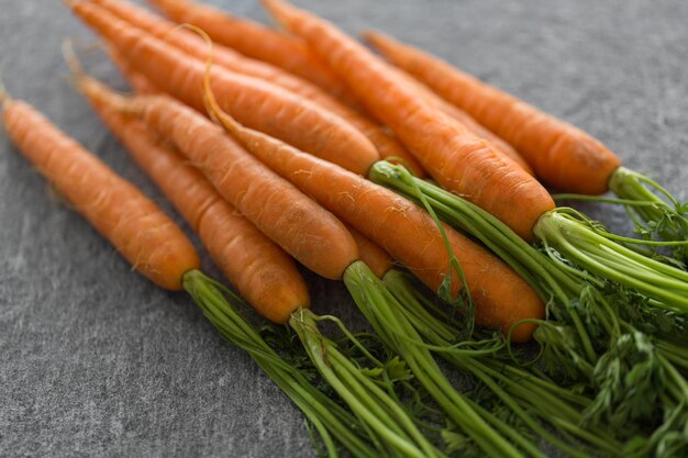 Photo close up of carrot bunch on table