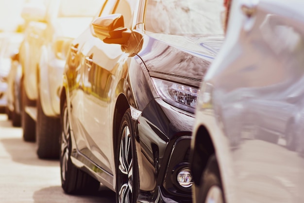 Foto close-up di auto parcheggiate nel parcheggio