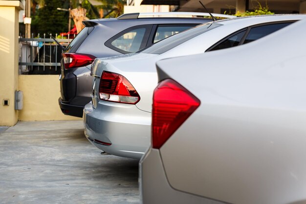 Photo close-up of cars in parking lot