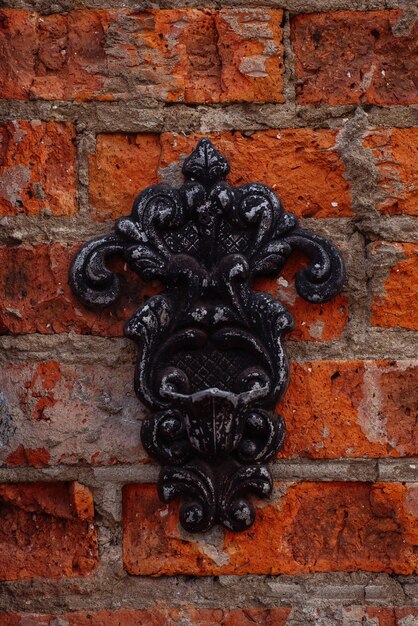 Photo close-up of carving on brick wall