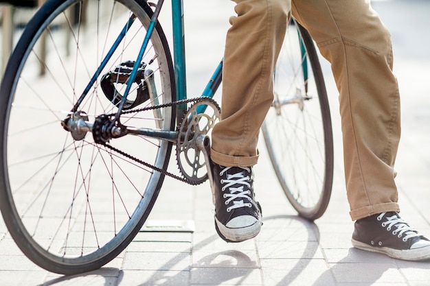 Photo close-up casual male sitting on bicycle