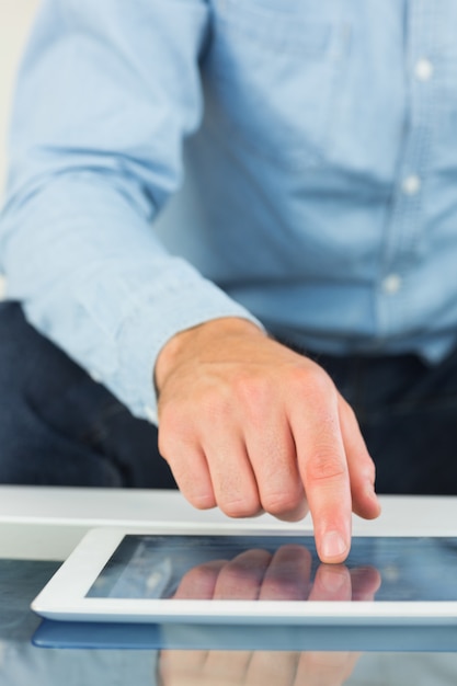 Photo close up of casual man using tablet