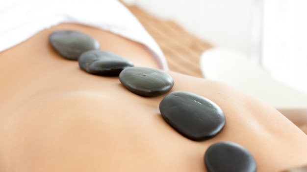 Photo close-up of a caucasian woman receiving a spa treatment