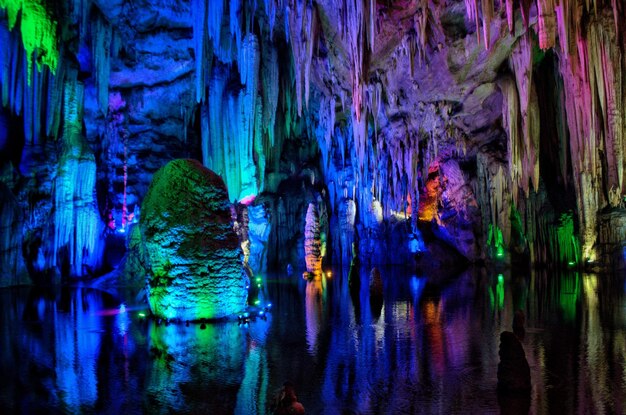 Foto close-up di una grotta in acqua