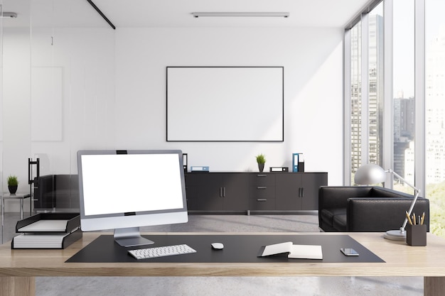 Близкий взгляд на интерьер офиса генерального директора с деревянным столом, компьютером с пустым экраном, обрамленным плакатом на белой стене и стеклянными стенами.