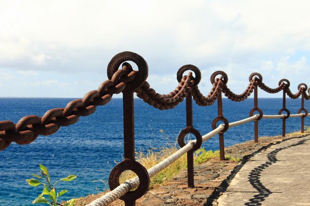 Photo close-up of chain against sea