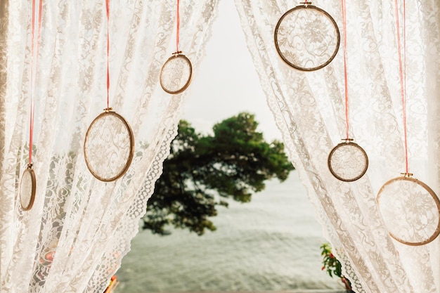 Photo close-up of chain hanging on tree trunk against wall