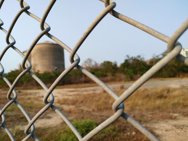 Photo close-up of chainlink fence against clear sky