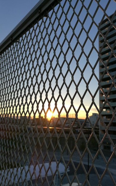 晴れた空を背景にチェーンリンクフェンスのクローズアップ