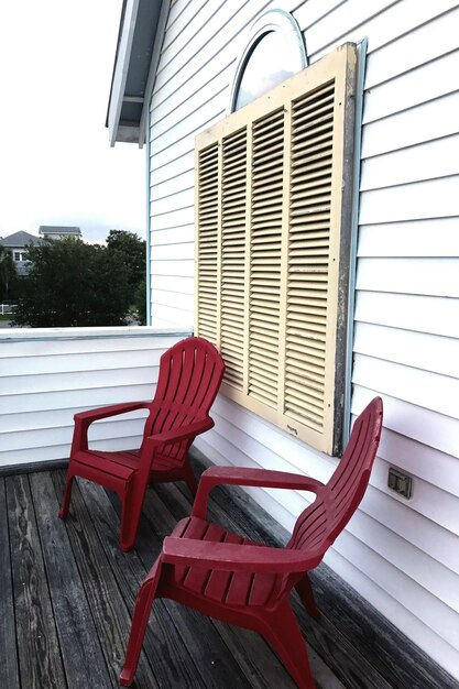 Photo close-up of chair by house