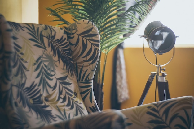 Photo close-up of chair by lighting equipment