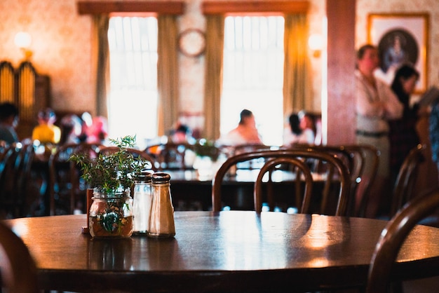 Photo close-up of chairs and table in restaurant